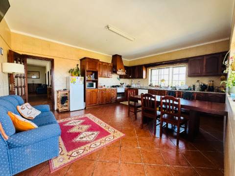 Moradia T3 + 3 com cave - Santarém