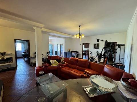 Moradia T3 + 3 com cave - Santarém