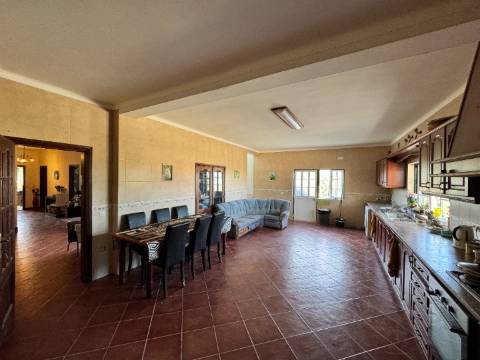 Moradia T3 + 3 com cave - Santarém