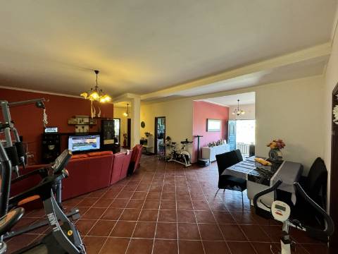 Moradia T3 + 3 com cave - Santarém