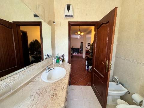 Moradia T3 + 3 com cave - Santarém