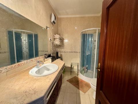 Moradia T3 + 3 com cave - Santarém