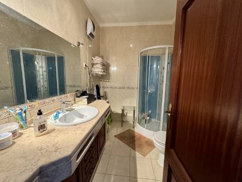 Moradia T3 + 3 com cave - Santarém