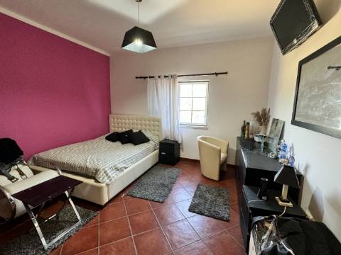 Moradia T3 + 3 com cave - Santarém