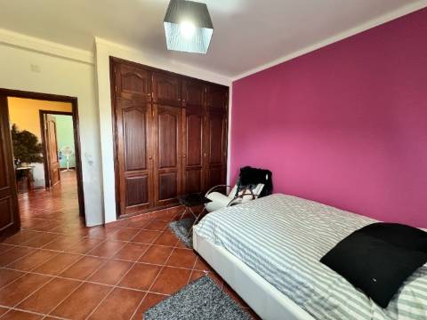 Moradia T3 + 3 com cave - Santarém