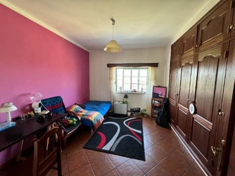 Moradia T3 + 3 com cave - Santarém