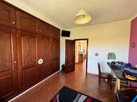 Moradia T3 + 3 com cave - Santarém