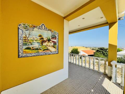 Moradia T3 + 3 com cave - Santarém