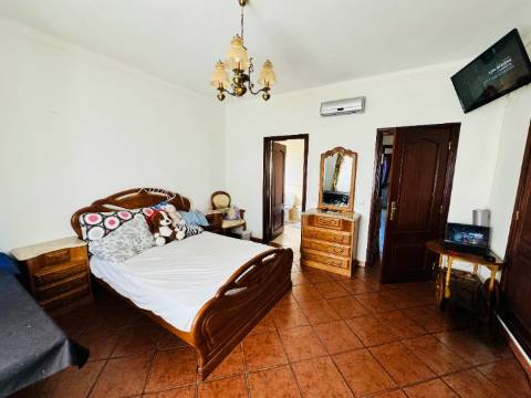 Moradia T3 + 3 com cave - Santarém