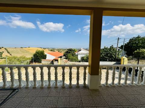 Moradia T3 + 3 com cave - Santarém