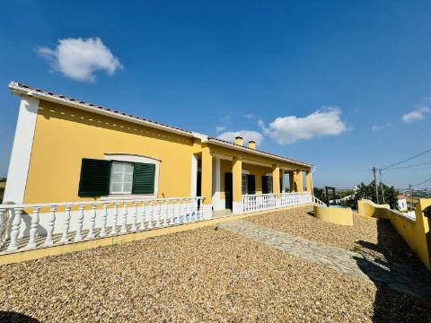 Moradia T3 + 3 com cave - Santarém