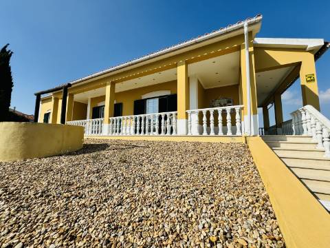 Moradia T3 + 3 com cave - Santarém