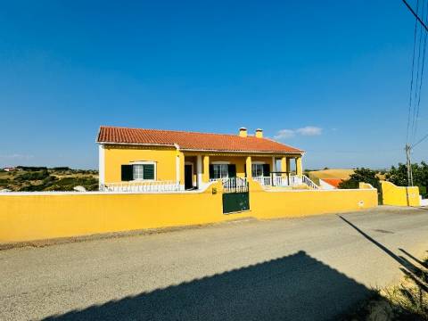 Moradia T3 + 3 com cave - Santarém