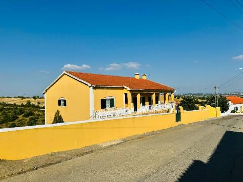 Moradia T3 + 3 com cave - Santarém