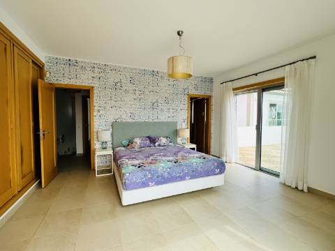 Moradia T3 de 1º andar com cave - Óbidos