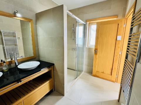 Moradia T3 de 1º andar com cave - Óbidos