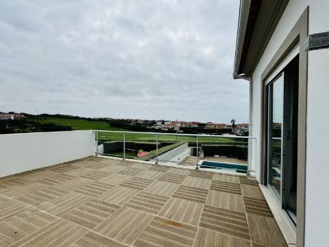 Moradia T3 de 1º andar com cave - Óbidos