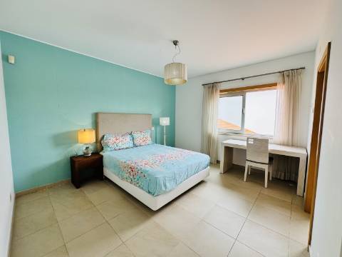 Moradia T3 de 1º andar com cave - Óbidos