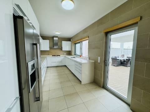 Moradia T3 de 1º andar com cave - Óbidos