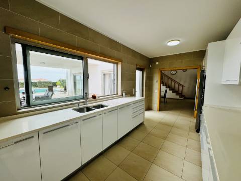 Moradia T3 de 1º andar com cave - Óbidos