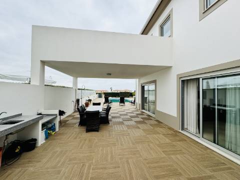 Moradia T3 de 1º andar com cave - Óbidos