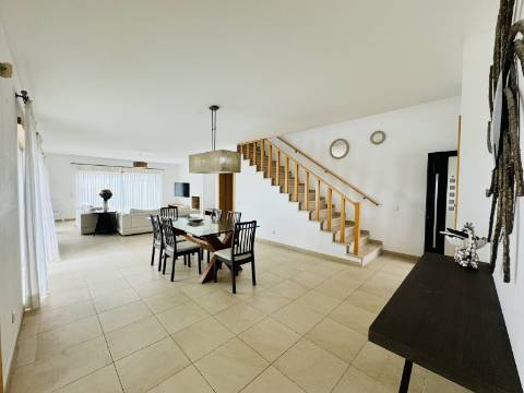 Moradia T3 de 1º andar com cave - Óbidos