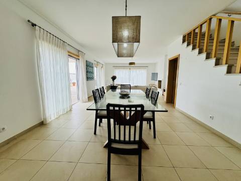 Moradia T3 de 1º andar com cave - Óbidos