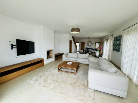 Moradia T3 de 1º andar com cave - Óbidos