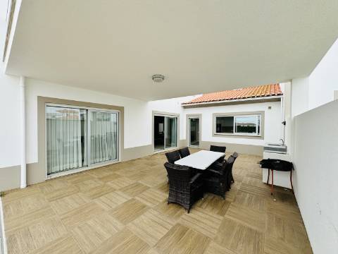 Moradia T3 de 1º andar com cave - Óbidos