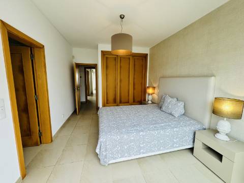 Moradia T3 de 1º andar com cave - Óbidos