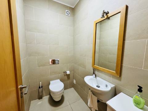 Moradia T3 de 1º andar com cave - Óbidos