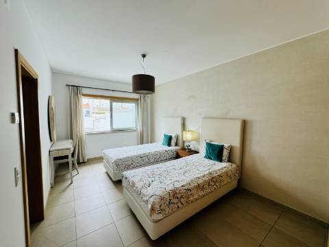 Moradia T3 de 1º andar com cave - Óbidos