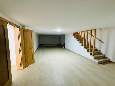 Moradia T3 de 1º andar com cave - Óbidos