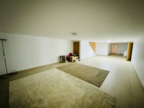 Moradia T3 de 1º andar com cave - Óbidos