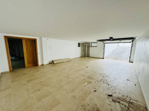 Moradia T3 de 1º andar com cave - Óbidos