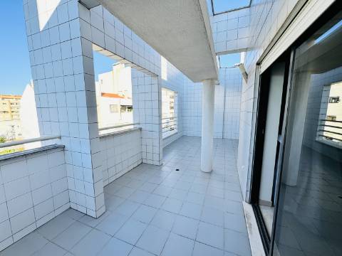 Apartamento T4 Duplex com Box - Santarém