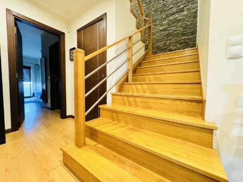 Apartamento T4 Duplex com Box - Santarém