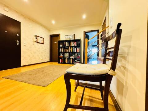 Apartamento T4 Duplex com Box - Santarém