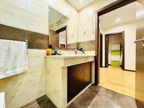 Apartamento T4 Duplex com Box - Santarém