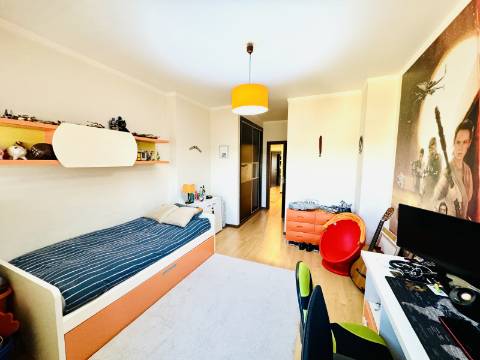 Apartamento T4 Duplex com Box - Santarém