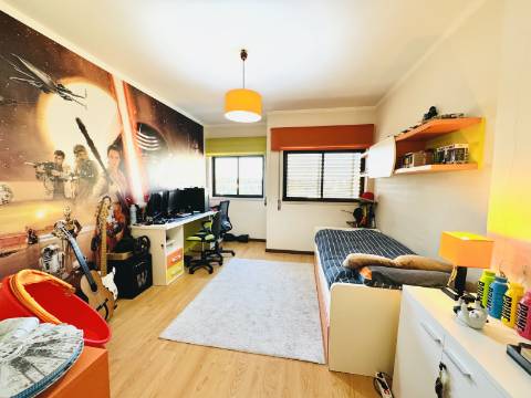 Apartamento T4 Duplex com Box - Santarém