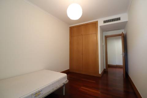 Apartamento T2 com Terraço e Piscina - Marina Parque das Nações