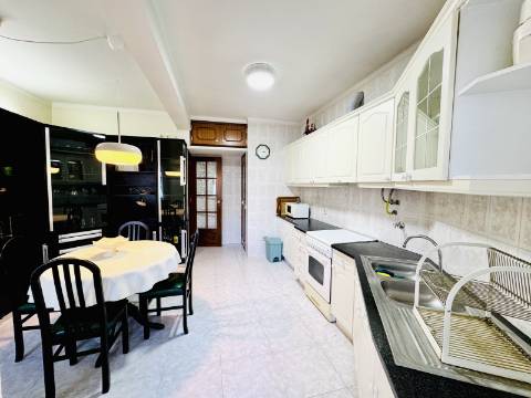 Apartamento T3 Transformado em T1 - Santarém