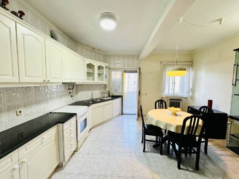 Apartamento T3 Transformado em T1 - Santarém