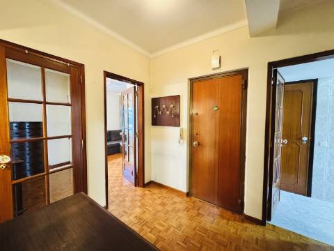 Apartamento T3 Transformado em T1 - Santarém