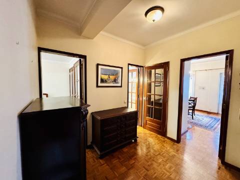 Apartamento T3 Transformado em T1 - Santarém