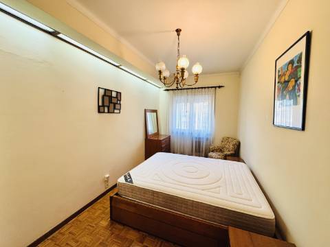 Apartamento T3 Transformado em T1 - Santarém