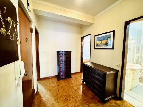 Apartamento T3 Transformado em T1 - Santarém
