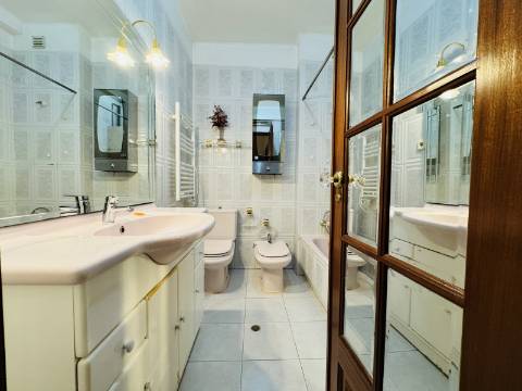 Apartamento T3 Transformado em T1 - Santarém