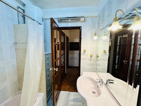 Apartamento T3 Transformado em T1 - Santarém